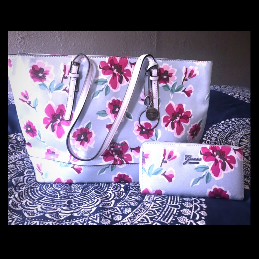 🎉Sold🎉 Guess purse with matching wallet.